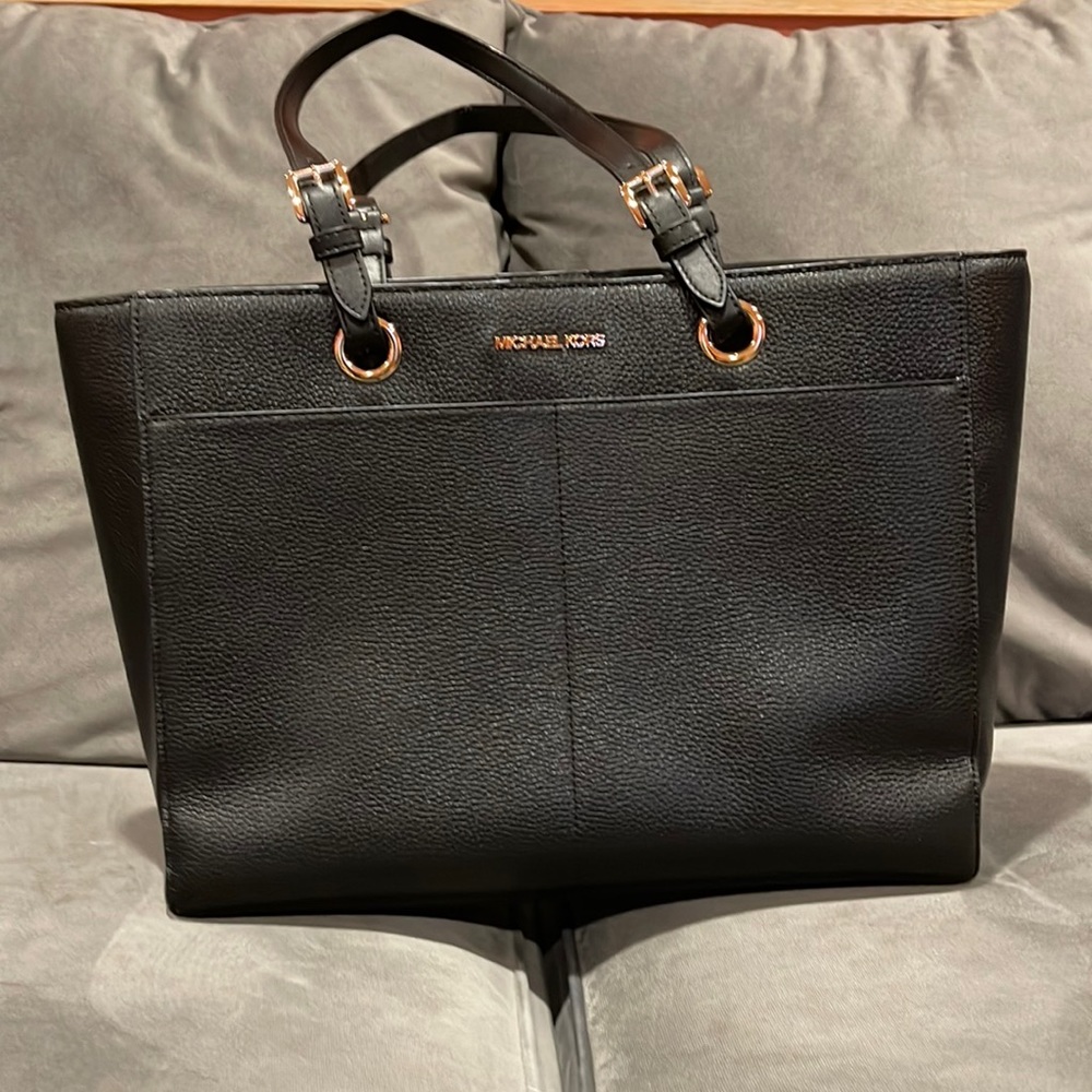 Michael Kors Large Tote 3 different compartments Color Black with gold hardware